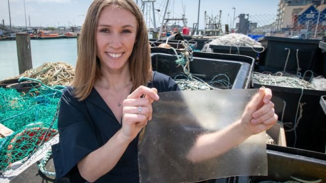 Britânica de 24 anos cria alternativa ao plástico feita de restos de peixe e ganha prêmio internacional
